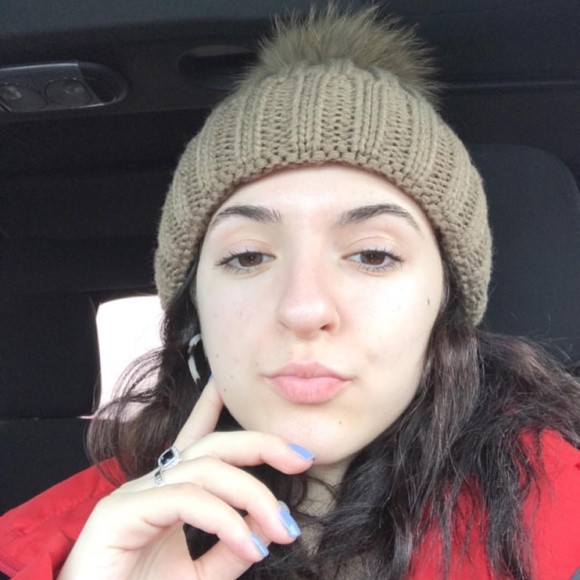 Meet your Poshers, Silvana & Angela - Picture 7 of 7